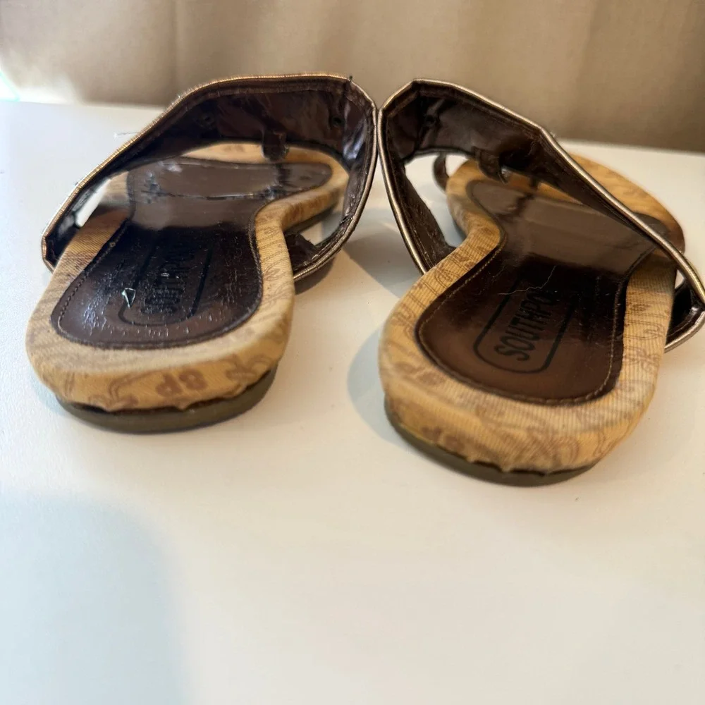 Southpole Womens Bronze Monogram Chain Link Toe Loop Flat Sandals Y2K McBling